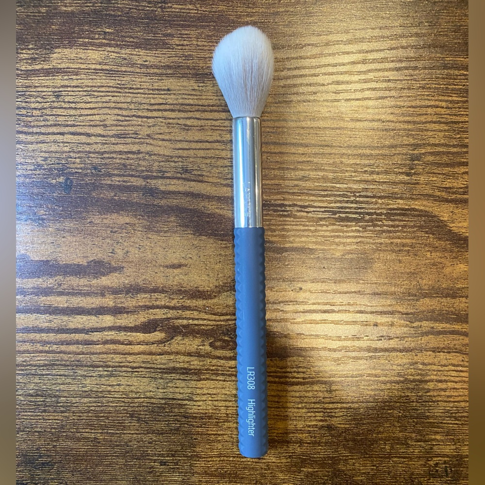 Laruce LR308 Highlighter makeup brush
NEW